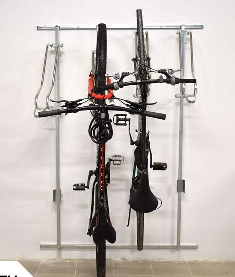 Rower na prowadnicy wieszaka Krosstech Lift-5 Premium przy podłodze