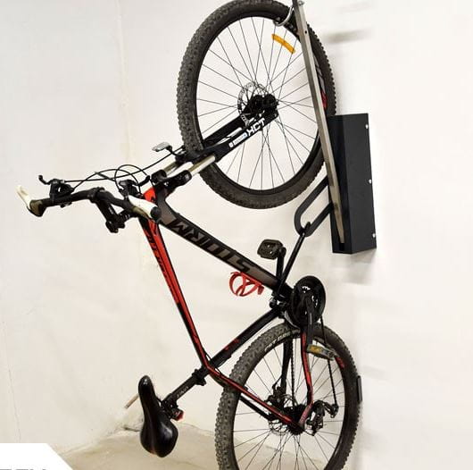 Wieszak rowerowy Velo Comfort zamontowany na scianie z rowerem elektrycznym