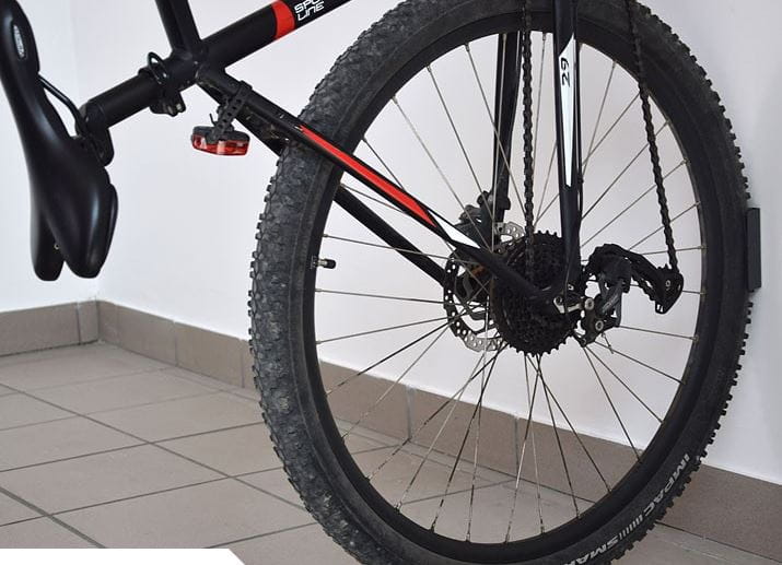 Wieszak rowerowy Krosstech Velo Comfort montowany w domowym wiatrolapie