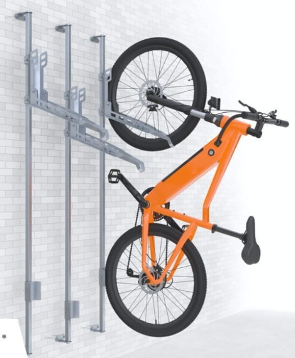 Wieszak rowerowy Flex-3 z trzema rowerami na ścianie w garażu